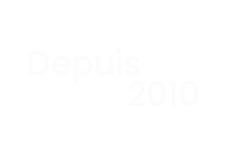 Texte “Depuis 2010” affiché en blanc sur fond neutre