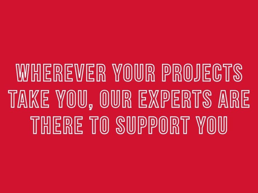 Message de communication d’entreprise sur fond rouge mettant en avant un accompagnement expert international pour la réussite de projets professionnels